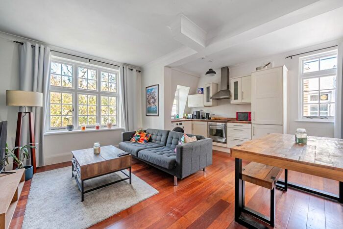 2 Bedroom Flat For Sale In Oakeshott Avenue, London, N6