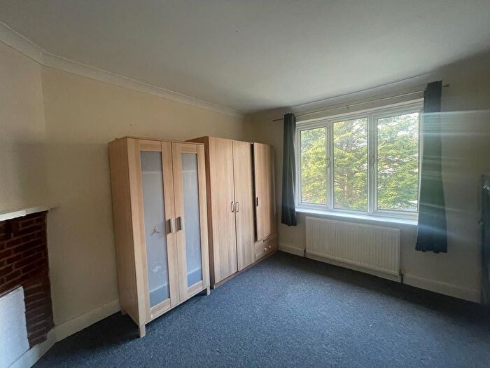 2 Bedroom Maisonette To Rent In Oak Tree Dell, London, NW9