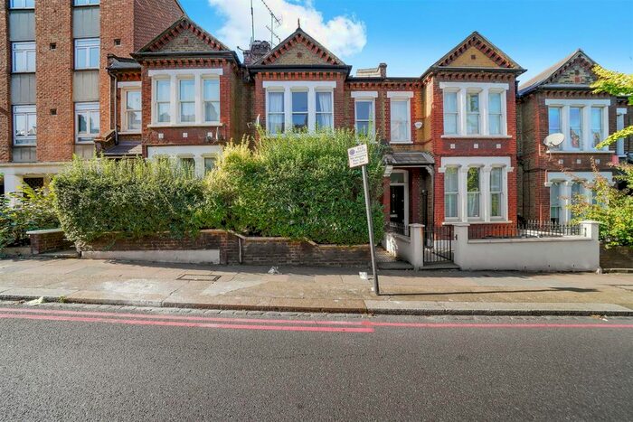2 Bedroom Flat To Rent In Latchmere Road, London, SW11