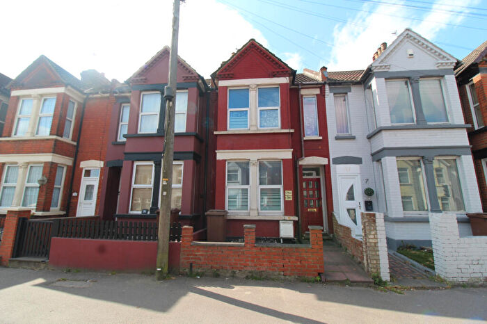 1 Bedroom Flat To Rent In Rainham Road, Chatham, Kent, ME5