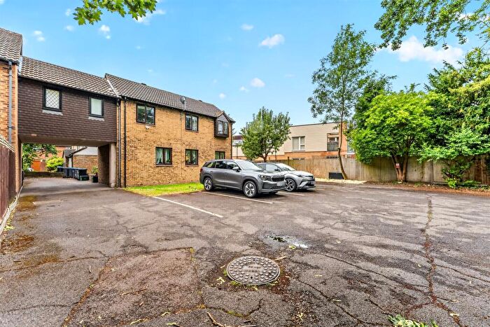 1 Bedroom House For Sale In Connaught Gardens, Morden, SM4