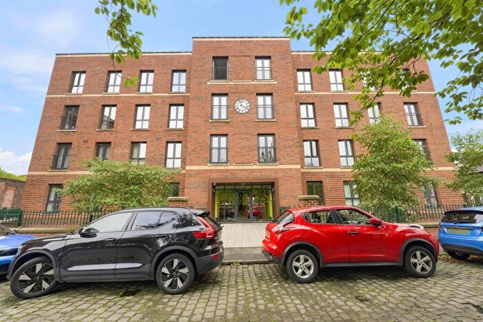 2 Bedroom Flat For Sale In Park Green, Macclesfield, SK11
