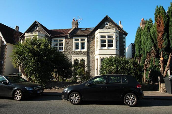 4 Bedroom Maisonette To Rent In Henleaze Road- Henleaze, BS9
