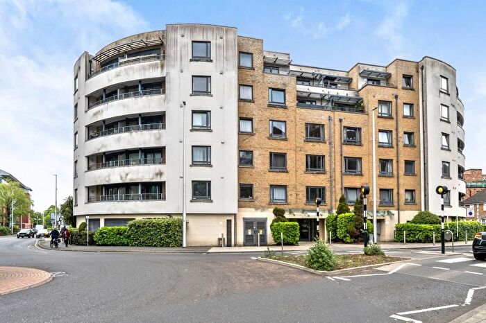 2 Bedroom Flat For Sale In Woking, Surrey, GU21