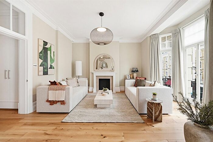 2 Bedroom Flat To Rent In Flat St George's Court, - Gloucester Road, London, SW7