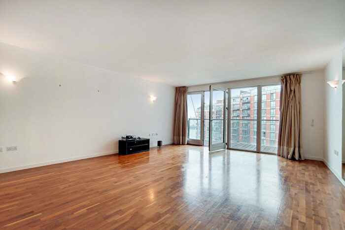 2 Bedroom Apartment To Rent In New Providence Wharf, Fairmont Avenue, London, E14