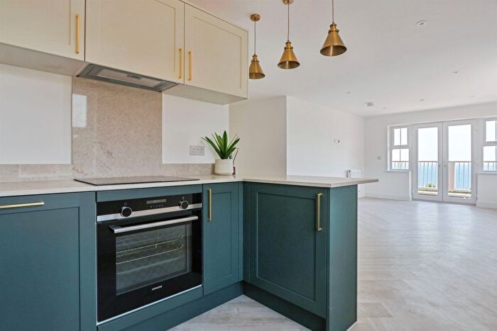 2 Bedroom Flat For Sale In West Cliff Gardens, Bournemouth, BH2