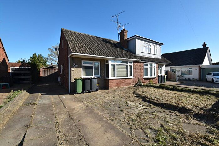 2 Bedroom Semi-Detached Bungalow For Sale In Larkfield Close, Rochford, SS4