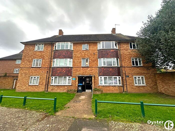 2 Bedroom Flat To Rent In Severn Drive, Enfield, EN1