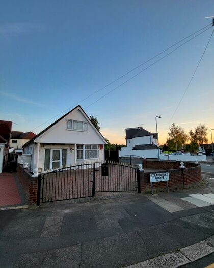 3 Bedroom Bungalow To Rent In Stradbroke Grove, Ilford, IG5
