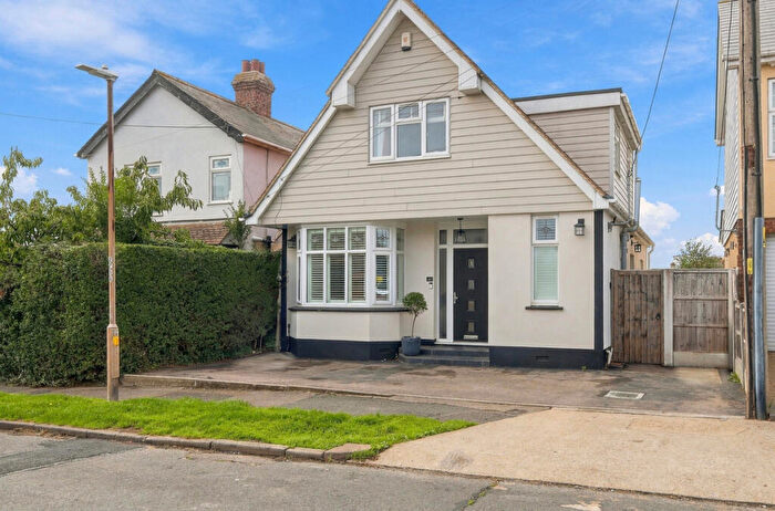 3 Bedroom Detached House For Sale In Branch Road, Benfleet, SS7