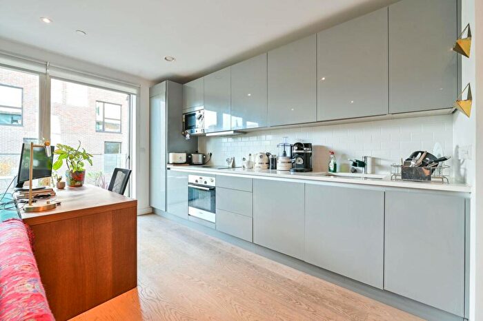 2 Bedroom Flat To Rent In Victory Place, Elephant And Castle, London, SE17