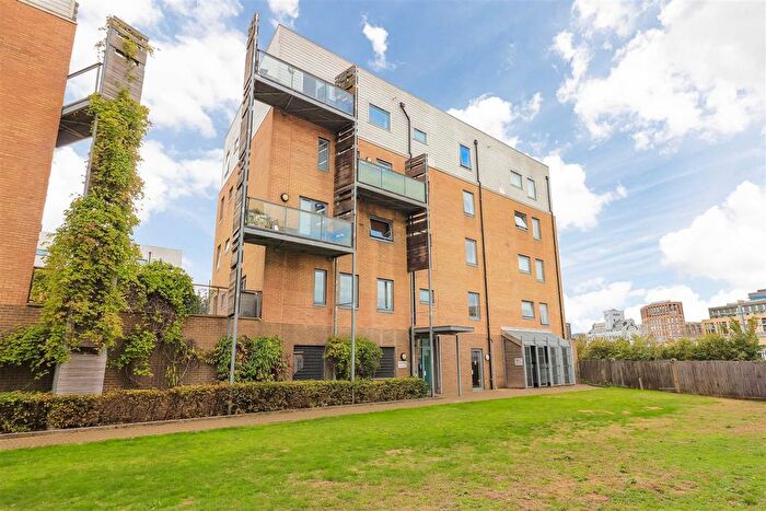 2 Bedroom Flat For Sale In Rustat Avenue, Cambridge, CB1