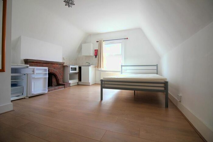 Studio To Rent In Madeley Road, London, W5