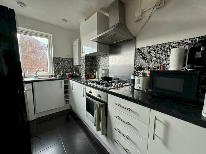 3 Bedroom Flat To Rent In Detling House, SE17