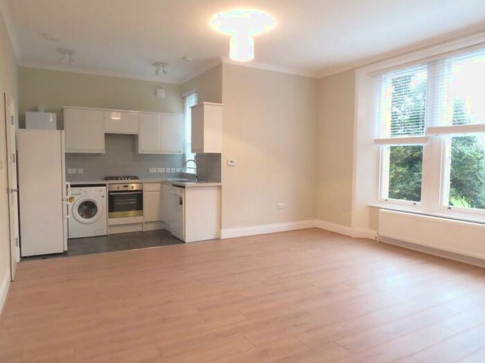 1 Bedroom Apartment To Rent In The Gardens, East Dulwich, London, SE22