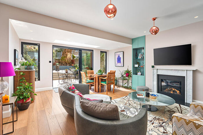 2 Bedroom Apartment For Sale In Cathcart Road, Chelsea, SW10