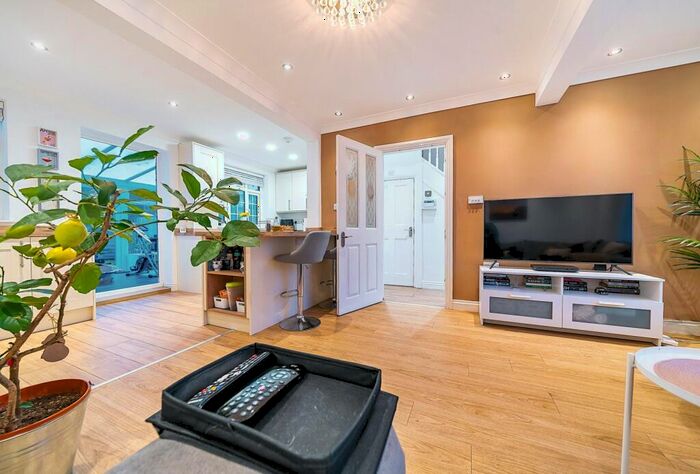 3 Bedroom End Of Terrace House To Rent In Central Road, Morden, SM4