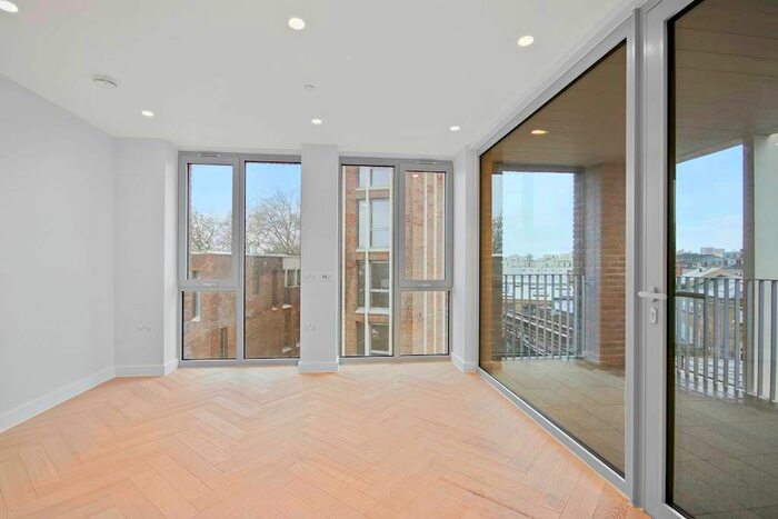 3 Bedroom Flat To Rent In Maple Path, London, E5