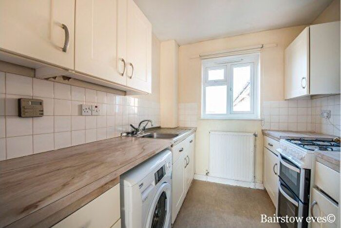 1 Bedroom Flat To Rent In Sunny Way, London, N12