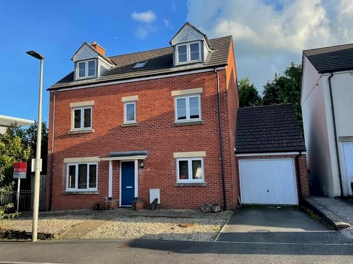 Town House To Rent In Station Close, Holsworthy, EX22