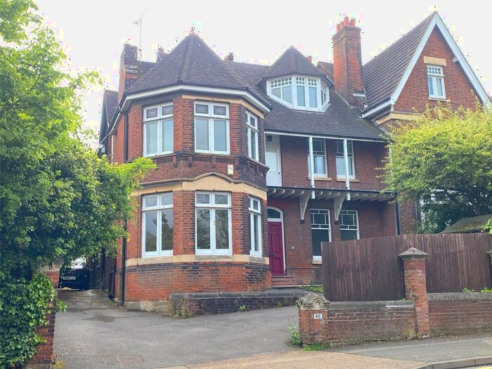 8 Bedroom Semi-Detached House To Rent In Maidstone Road, Chatham, Kent, ME4