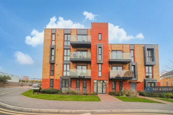 2 Bedroom Flat To Rent In Oscar Wilde Road, Reading, RG1