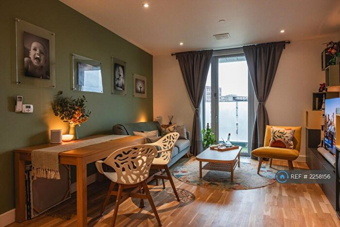 2 Bedroom Flat To Rent In London, London, E14