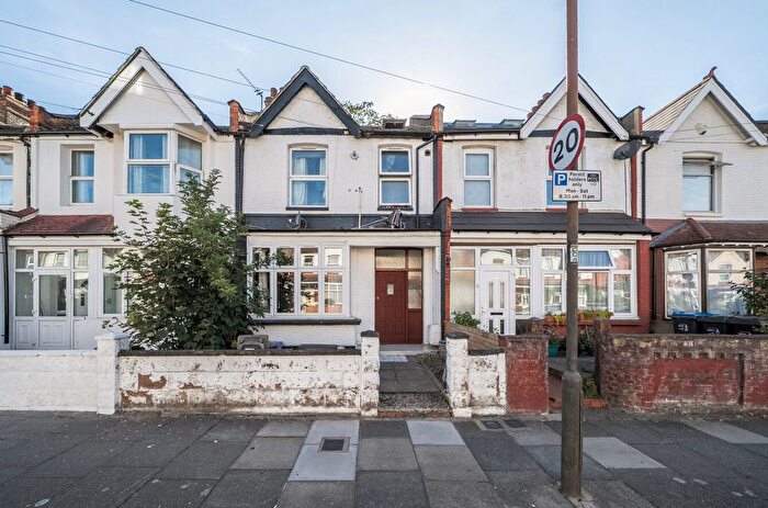 2 Bedroom Maisonette For Sale In Whitford Gardens, Mitcham, CR4