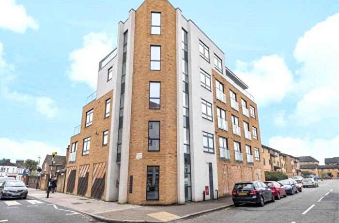 2 Bedroom Flat To Rent In Mantle Road, London, SE4