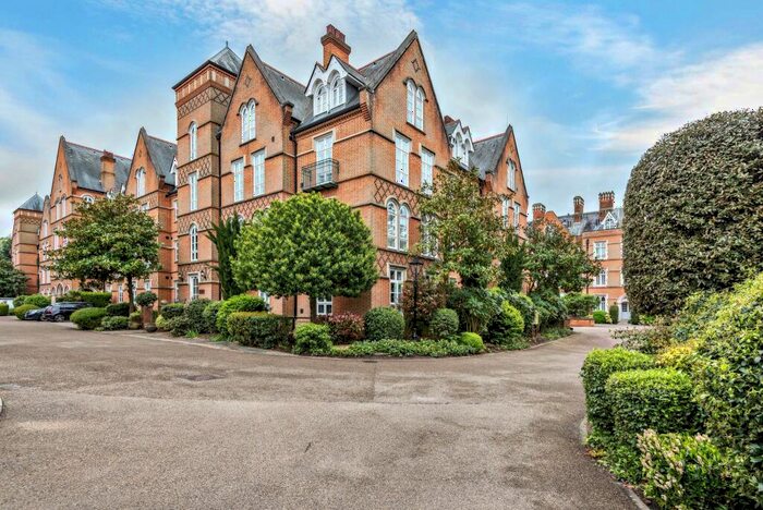 2 Bedroom Flat For Sale In Holloway Drive, Virginia Water, GU25