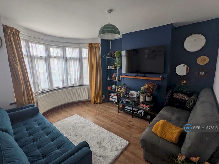 3 Bedroom Semi-Detached House To Rent In Crawley Green Road, Luton, LU2