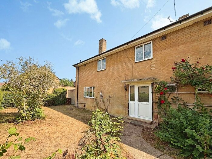 4 Bedroom Semi-Detached House To Rent In Whitethorn, Welwyn Garden City, AL7