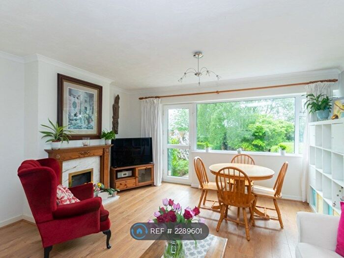 3 Bedroom Terraced House To Rent In Vesper Gate Mount, Leeds, LS5