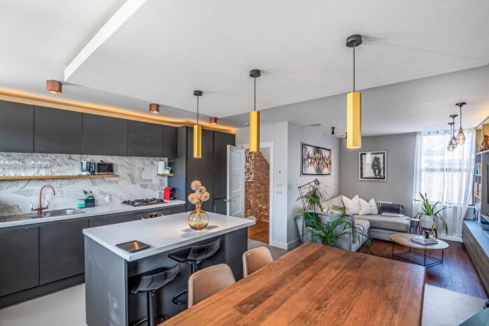 2 Bedroom Flat To Rent In Hemberton Road, London, SW9