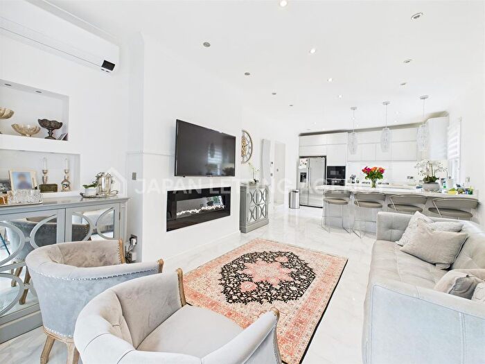 3 Bedroom Flat To Rent In Castlebar Road, Ealing, W5