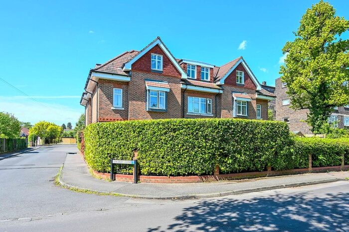 2 Bedroom Flat To Rent In Addlestone Park, Addlestone, KT15