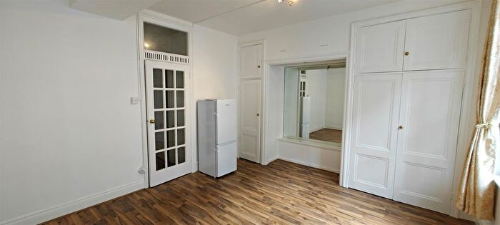 1 Bedroom Flat To Rent In Queens Court, Bayswater, W2