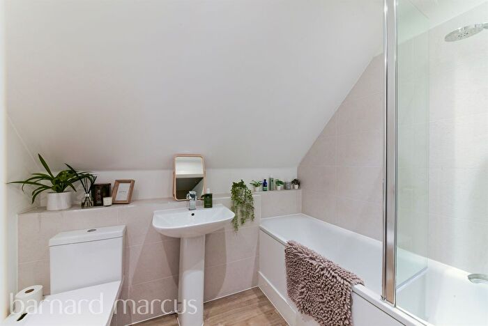 2 Bedroom Flat For Sale In Dover Road, Tadworth, KT20
