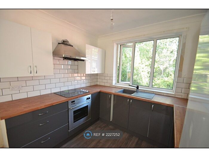 3 Bedroom Flat To Rent In Branksome Wood Road, Poole, BH12