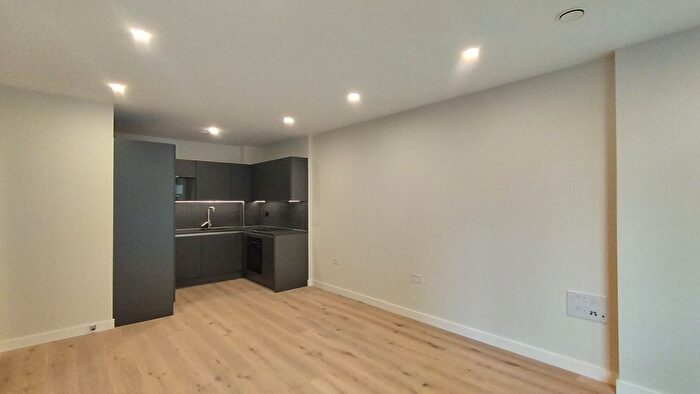 1 Bedroom Flat To Rent In Middle Road, London, W7