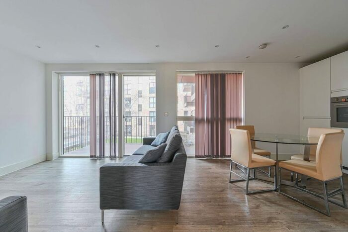 2 Bedroom Flat To Rent In Lakeside Drive, Park Royal, London, NW10