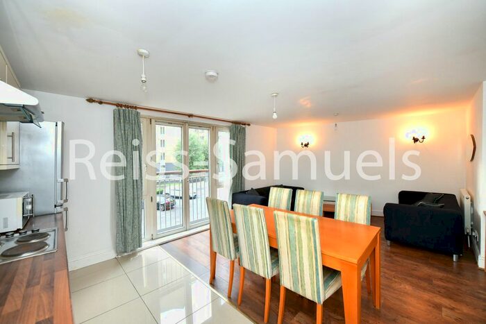 3 Bedroom Flat To Rent In Franklin Building, Millennium Harbour, Canary Wharf, London, E14