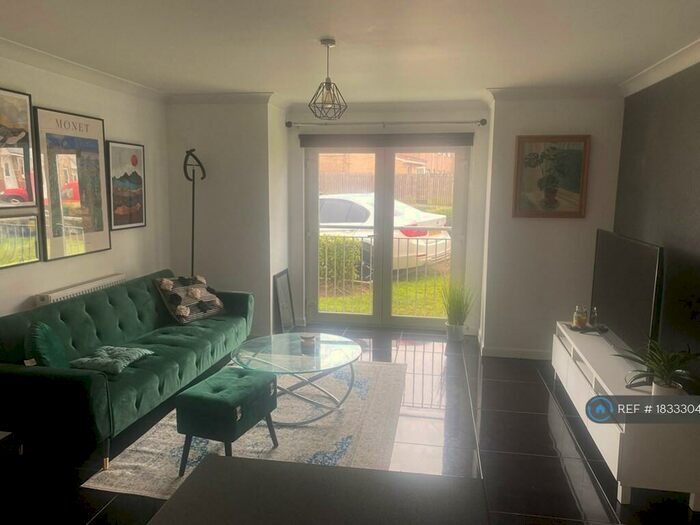 2 Bedroom Flat To Rent In Strachur Crescent, Glasgow, G22