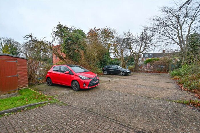 1 Bedroom Flat For Sale In Regency Court, Burleigh Road, St. Albans, AL1