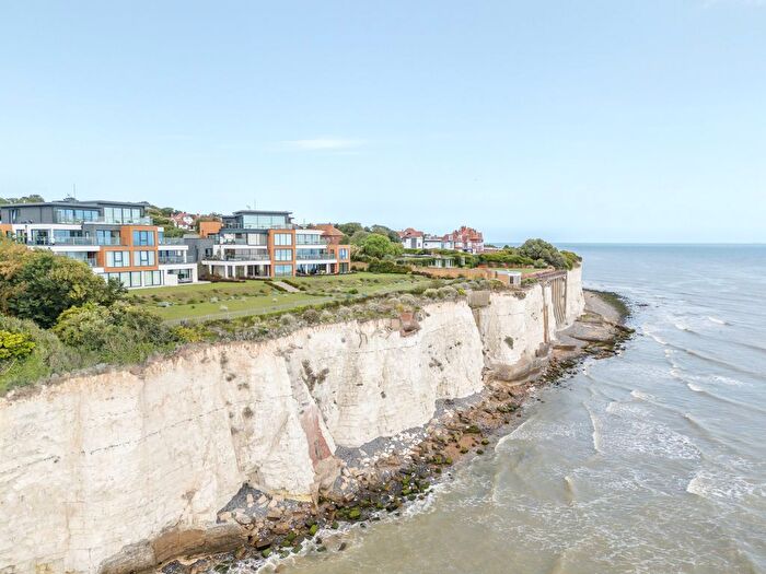 3 Bedroom Flat For Sale In Ocean Drive, Broadstairs, Kent, CT10