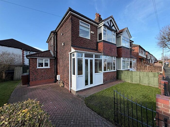 3 Bedroom Semi Detached House For Sale In Hurst Bank Road, Ashton-Under-Lyne, OL6