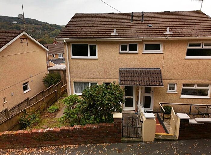 3 Bedroom Semi-detached House For Sale In Fairway Drive, Pontardawe, Swansea, SA8