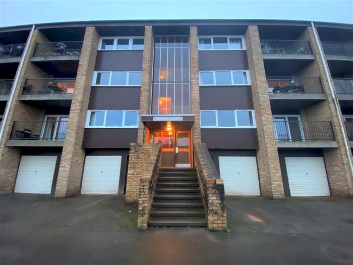 2 Bedroom Flat To Rent In Queens Court, Perth, PH2