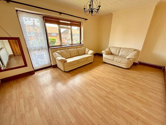 2 Bedroom Flat To Rent In White Hart Lane, RM7